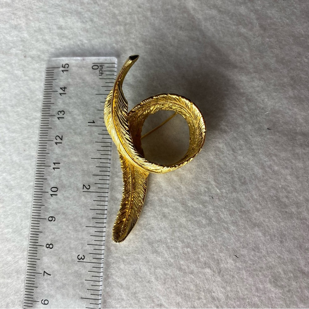 Elegant Gold tone Swirl Feather Brooch Pin lapel - Picture 11 of 11